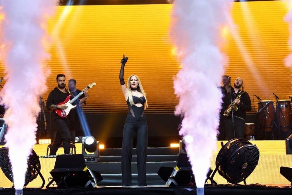 Derya Uluğ sevenlerini coşturdu 1